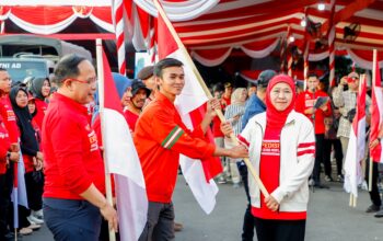Gubernur Khofifah serahkan bendera meraho putih untuk dikibarkan di Gunung Arjuno.