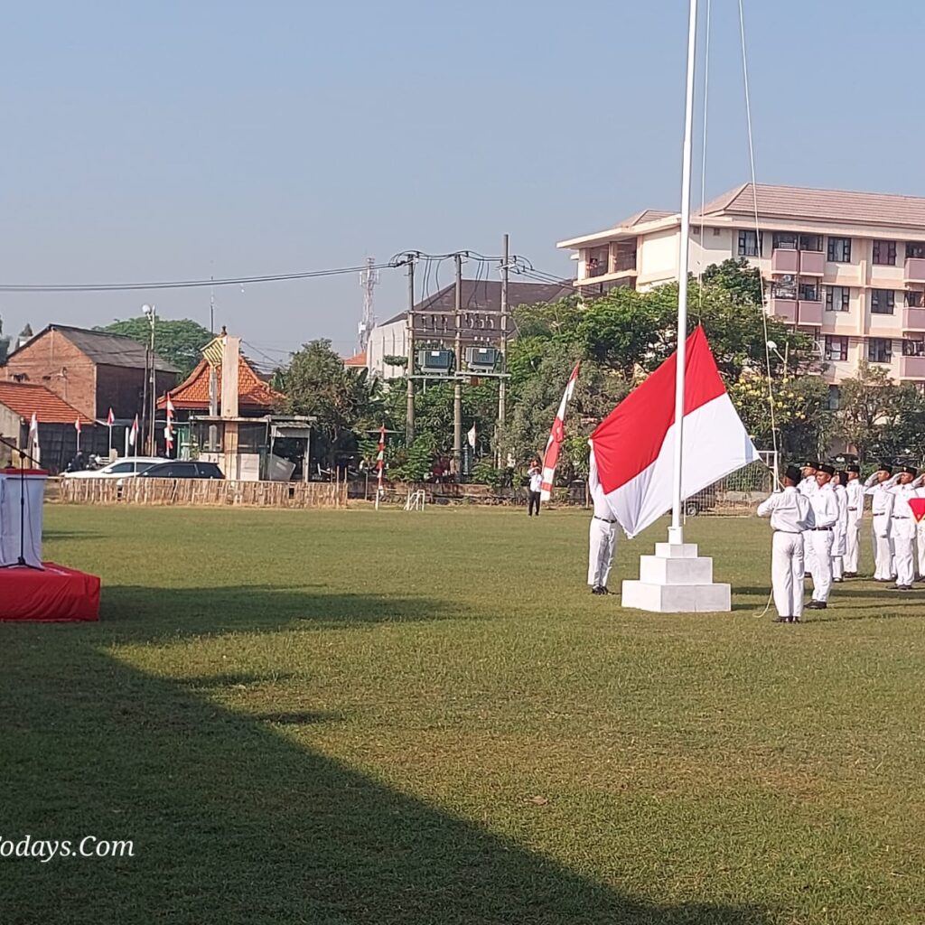 Upacara HUT RI ke-80 Dilapangan Kelurahan Ngelom Taman Berlangsung Khidmat, Camat Taman Bertindak sebagai Inspektur Upacara