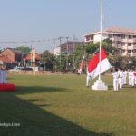 Upacara HUT RI ke-80 Dilapangan Kelurahan Ngelom Taman Berlangsung Khidmat, Camat Taman Bertindak sebagai Inspektur Upacara