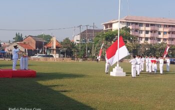 Camat Taman bertindak sebagai inspektur upacara saat memperingati Hari Kemerdekaan RI Ke-80