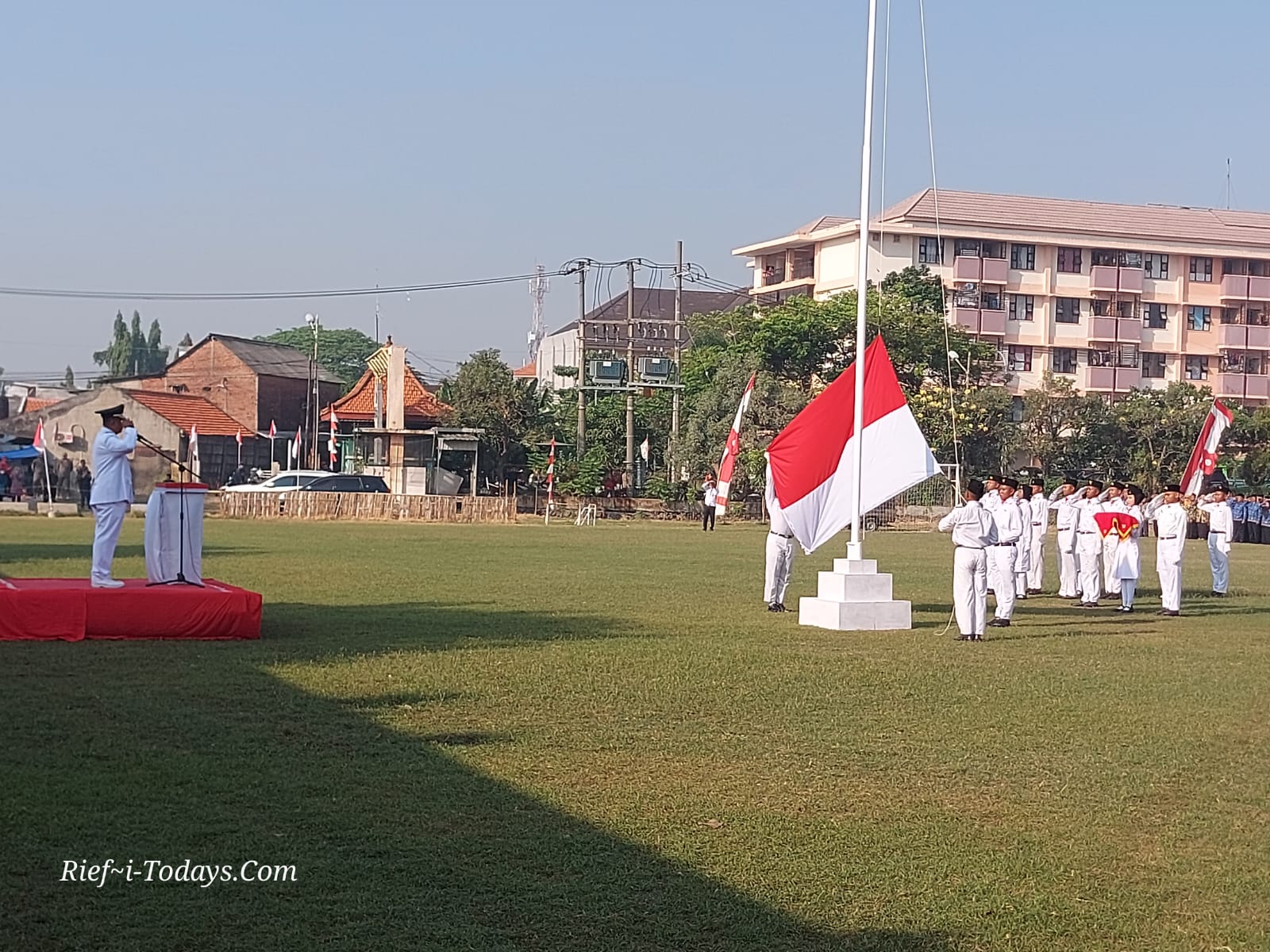 Camat Taman bertindak sebagai inspektur upacara saat memperingati Hari Kemerdekaan RI Ke-80