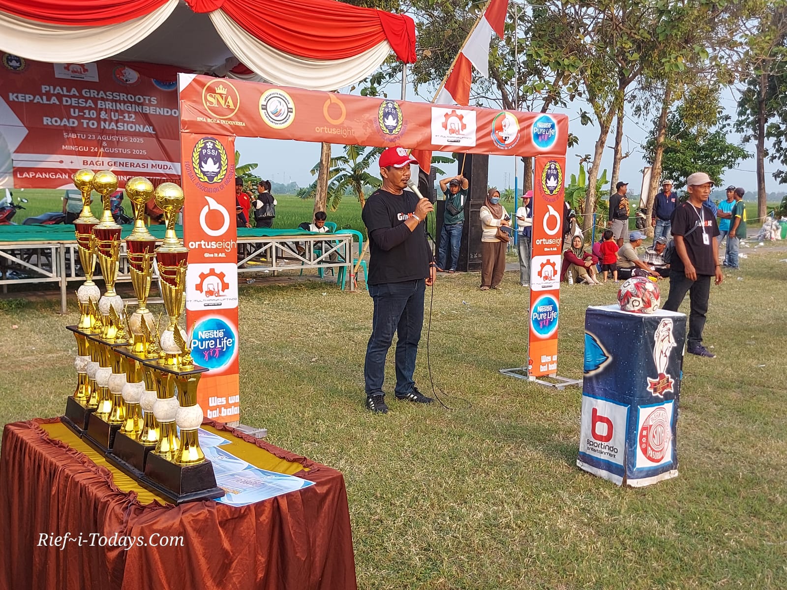 Kades Bringinbendo resmi menutup turnamen Piala Grass Roots Kepala Desa Bringinbendo 1