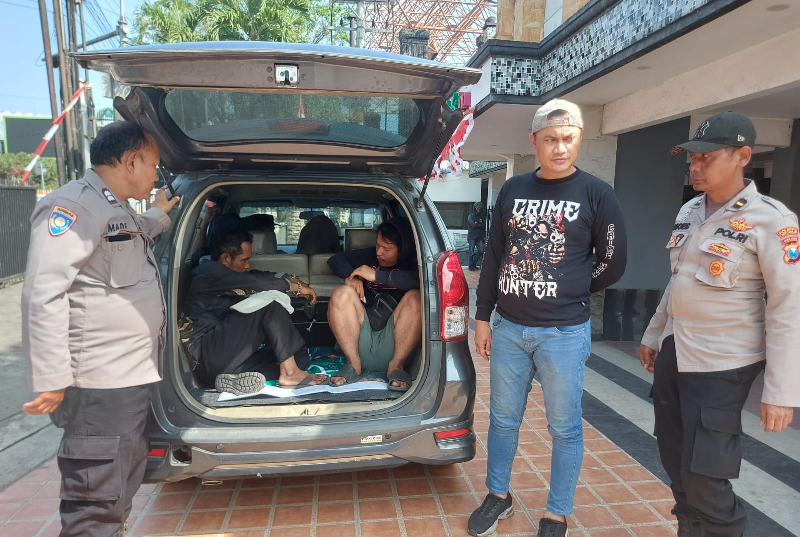 Keempat calo atau preman yang terjaring razia langsung diamankan ke Polsek Waru