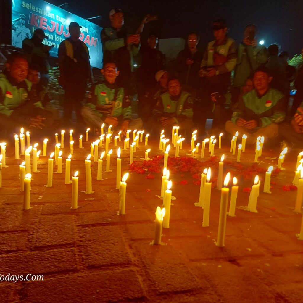 Aksi Seribu Lilin di Mapolresta Sidoarjo, Ratusan Ojol Tunjukkan Solidaritas atas Tewasnya Affan Kurniawan