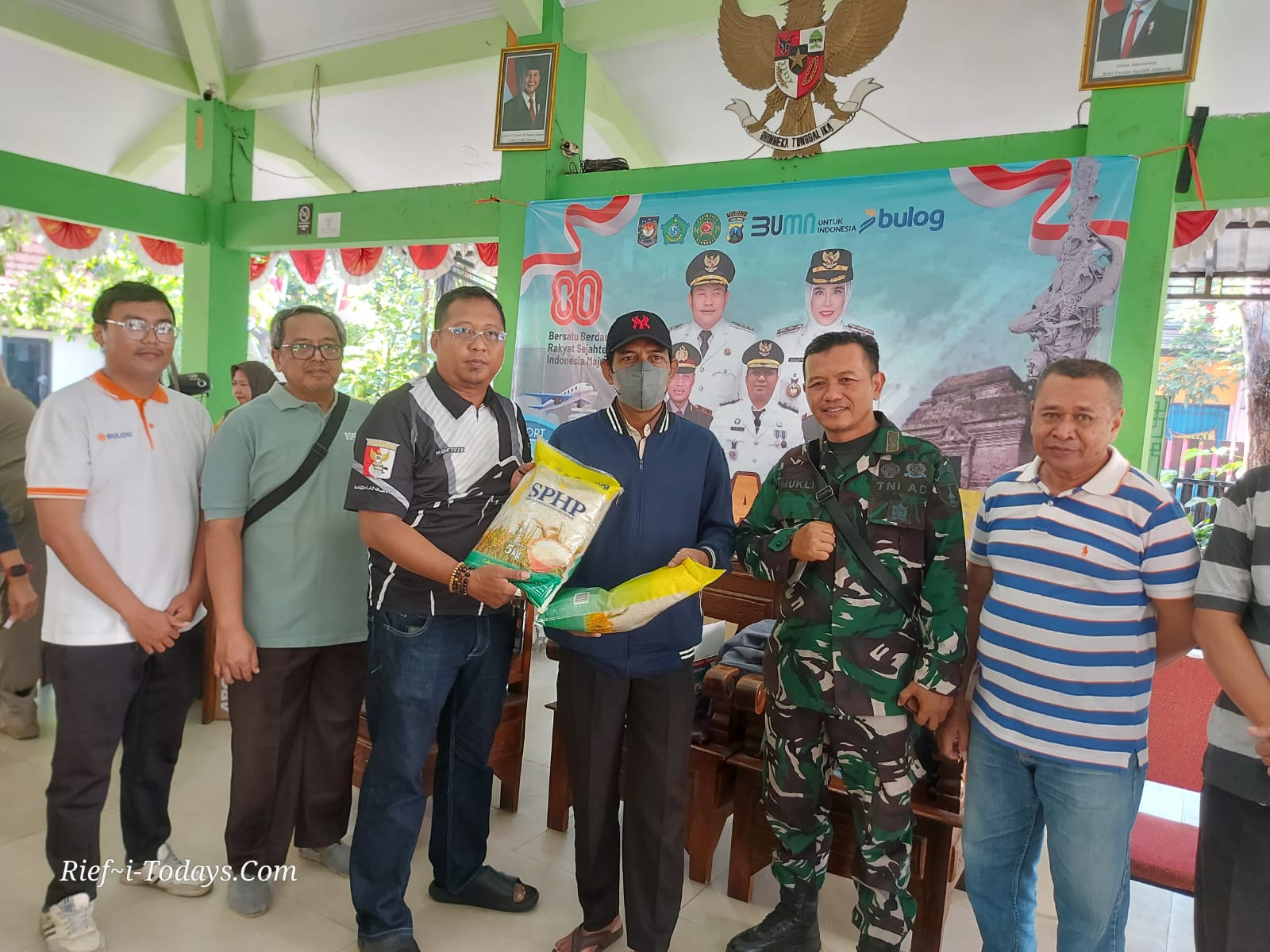 Camat Taman (ketiga dari kiri) dalam Gerakan Pangan Murah serentak di 18 Kecamatan Se Sidoarjo