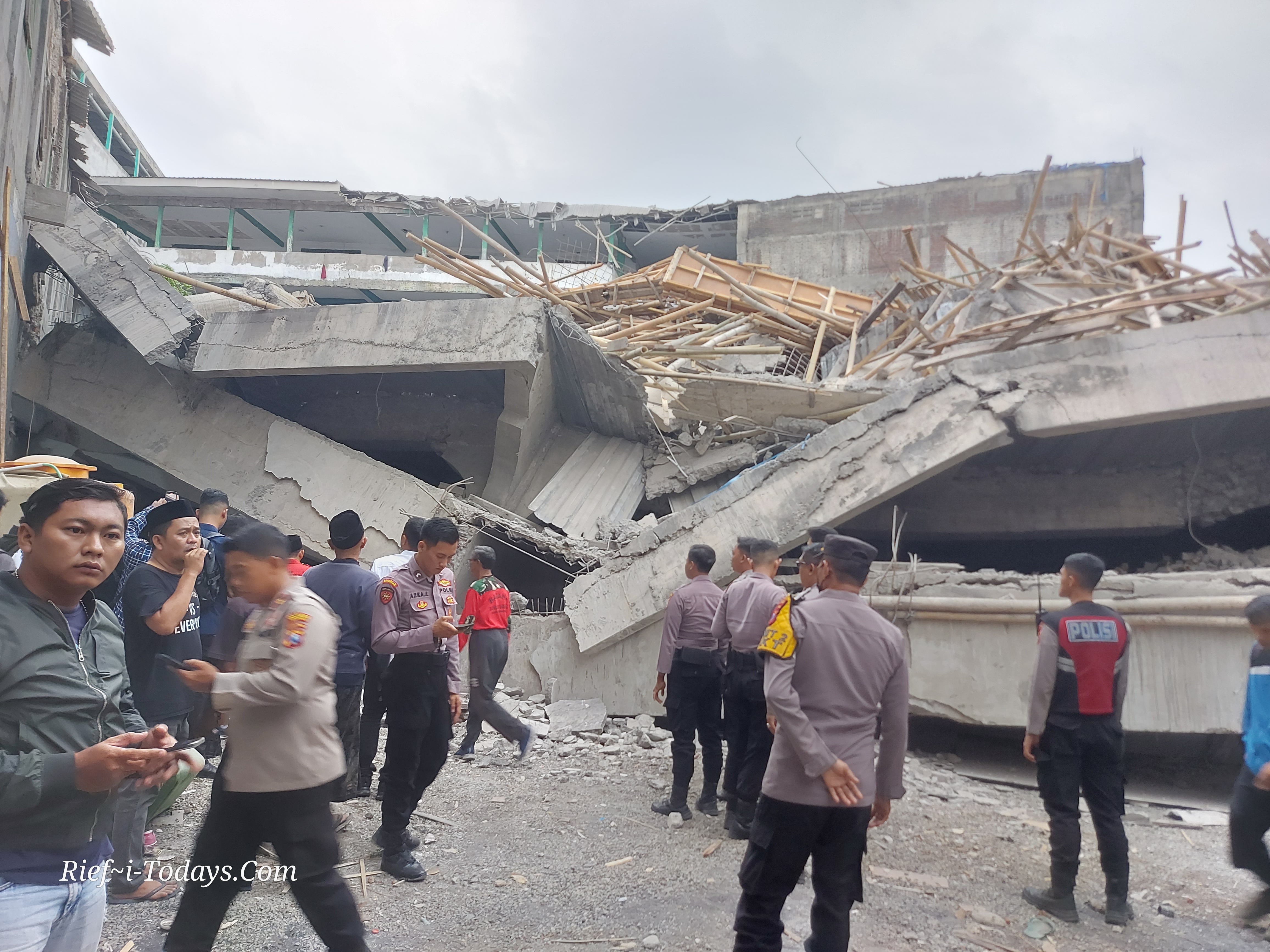 Kondisi bangunan ponpes al khoziny yang terlihat ambruk.