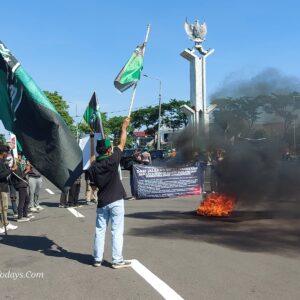 HMI Sidoarjo Gelar Aksi di Exit Tol dan Polresta Sidoarjo, Protes Kekerasan Aparat dan Desak Evaluasi Polri