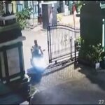 Tangkapan layar CCTV Dinas Pendidikan Sidoarjo saat pelaku membawa kabur motor korban
