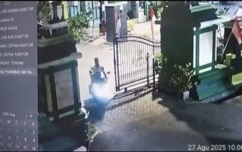 Tangkapan layar CCTV Dinas Pendidikan Sidoarjo saat pelaku membawa kabur motor korban
