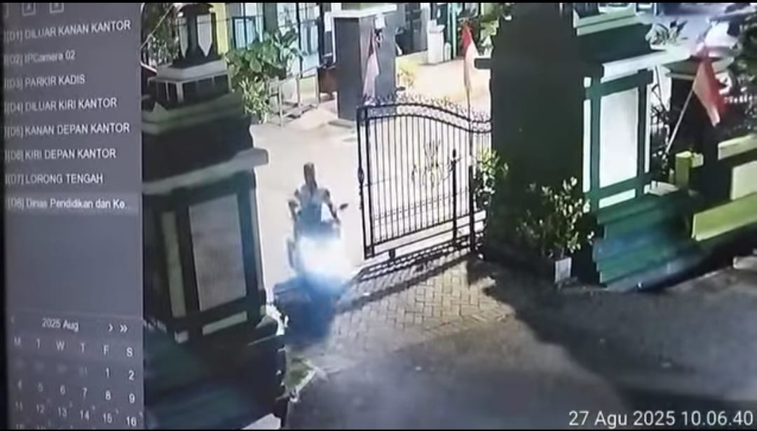 Tangkapan layar CCTV Dinas Pendidikan Sidoarjo saat pelaku membawa kabur motor korban