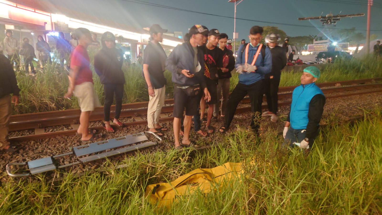 Jenazah Mrs. X saat akan dievakuasi dari tkp bawah fly over Aloha