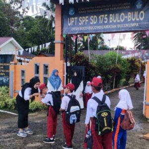 Tradisi Sambut Siswa di Gerbang Sekolah, SDN 175 Bulo-Bulo Bulukumba Tuai Apresiasi   