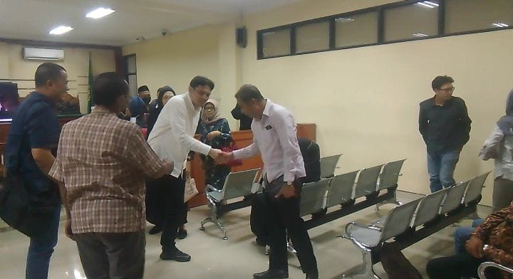 Imam Fauzi (baju putih) usai menjalani sidang tuntutan di Pengadilan Tipikor PN Surabaya dalam kasus dugaan korupsi Rusunawa Tambaksawah.