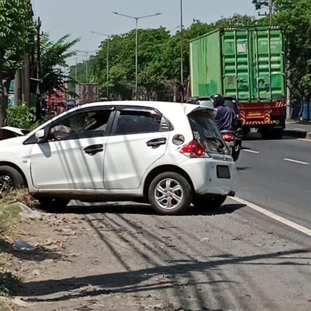 Mobil Brio Tabrak Pohon Dekat Flyover Trosobo Ditinggal Pengemudinya