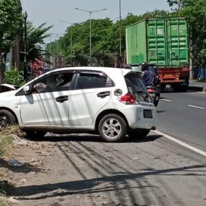 Mobil Brio Tabrak Pohon Dekat Flyover Trosobo Ditinggal Pengemudinya