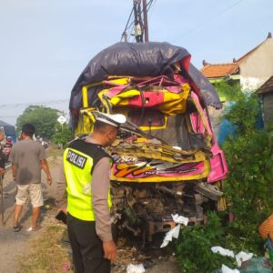 Diduga Mengantuk, Colt Diesel Hantam Dump Truk Parkir di Balongbendo