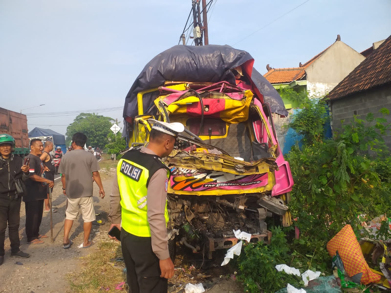 Kondisi colt diesel rusak parah setelah menghantam dump truk yang tengah parkir dibadan jalan