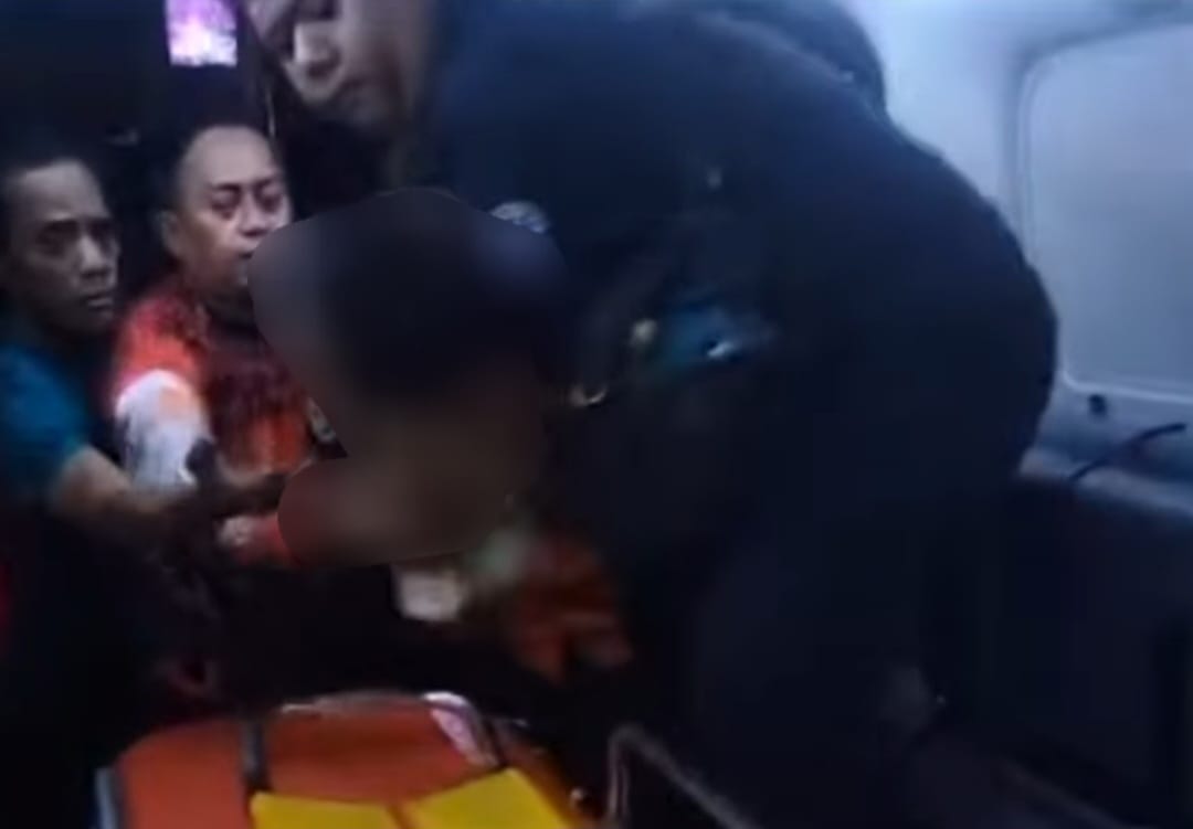 Jenazah Dafan sesaat setelah ditemukan dievakuasi menuju RSUD Sidoarjo Barat Krian