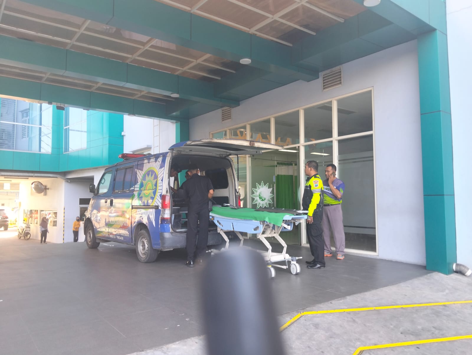 Korban pejalan kaki saat tiba di RS untuk mendaparkan perawatan medis