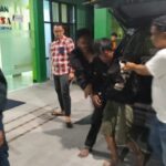 Salah satu terduga pelaku saat diamankan Kanit Reskrim Polsek Taman (jaket hitam)