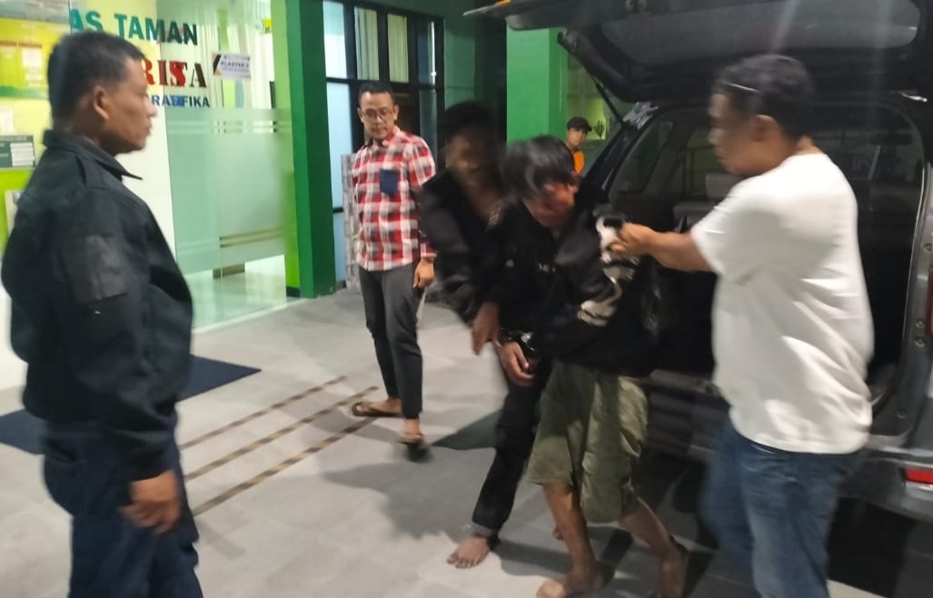 Salah satu terduga pelaku saat diamankan Kanit Reskrim Polsek Taman (jaket hitam)