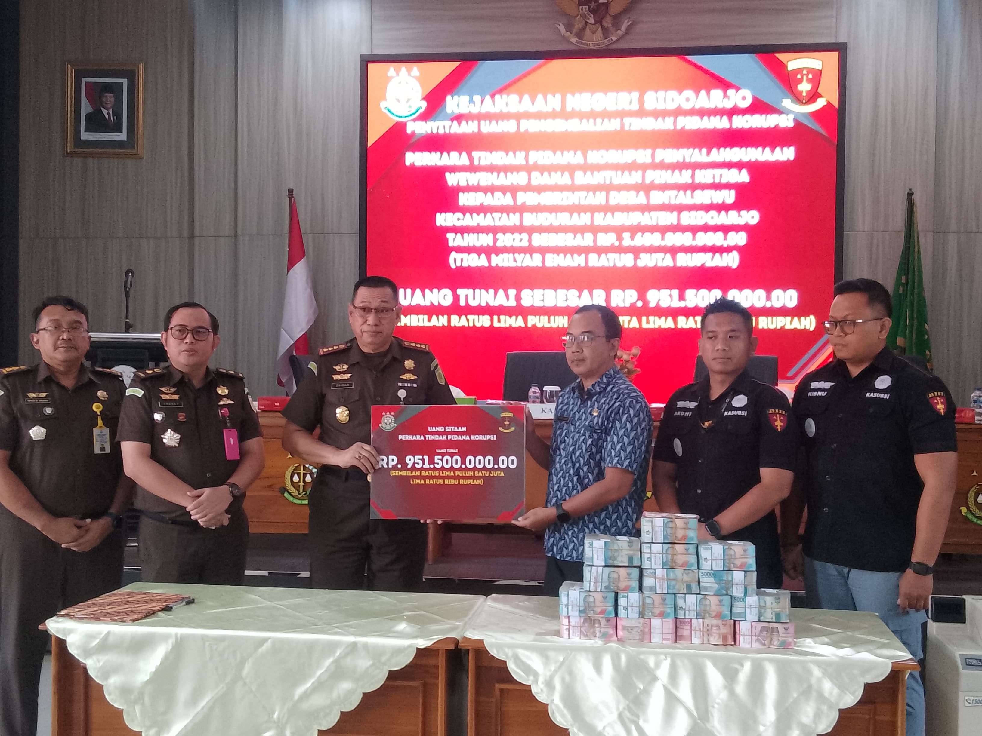 Kejari Sidoarjo menerima pengembalian uang hasil tindak pidana korupsi di Desa Ental Sewu yang melibatkan Kades Ental Sewu Sukriwanto yang saat ini sudah ditetapkan sebagai tersangka.