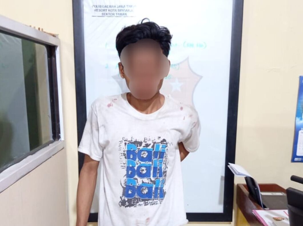Tersangka curanmor yang diamankan warga Bebekan Taman saat dorong motor curiannya