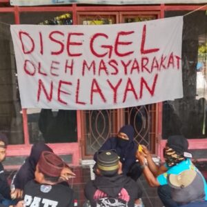 Puluhan Massa Aksi Unjuk Rasa Lembaga PATI Segel Dua Kantor Dinas Bulukumba