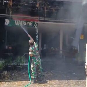 TNI Dan Warga Berjuang Padamkan Api Yang Membakar Warung Tombo Ati di Wonocolo Taman