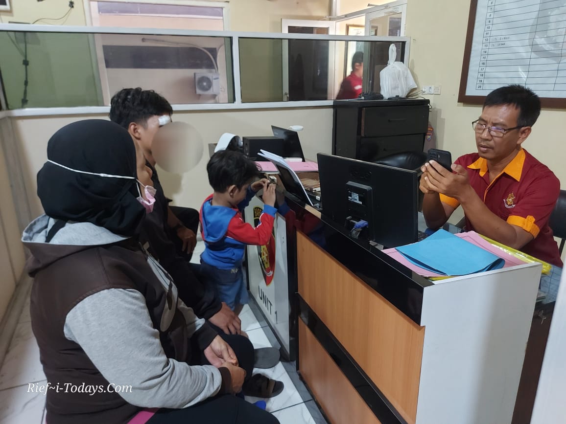 RAH saat melaporkan pengeroyokan terhadap dirinya di Polsek Taman didampingi Ibunya