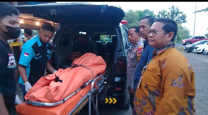 Jenazah Mugiono saat dievakuasi ambulance dari tkp angkringan semampir sedati