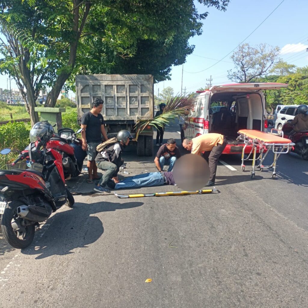 Motor Tabrak Dump Truk Mogok di Gedangan, Pengendara NMAX Luka Serius