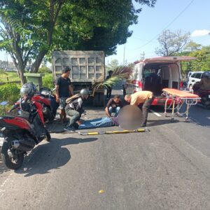 Motor Tabrak Dump Truk Mogok di Gedangan, Pengendara NMAX Luka Serius