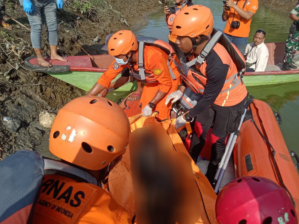 Petugas berupaya mengevakuasi penemuan kerangka manusia di Sedati.