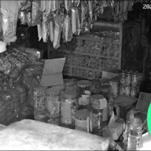 Video CCTV Viral, Dua Pria Bertopi Gondol Uang dari Toko Snack di Sukodono Sidoarjo