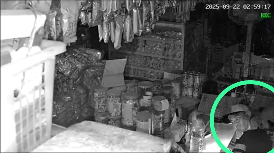 Foto tangkapan layar cctv, tampak pelaku mengobok-obok toko snack di Sukodono