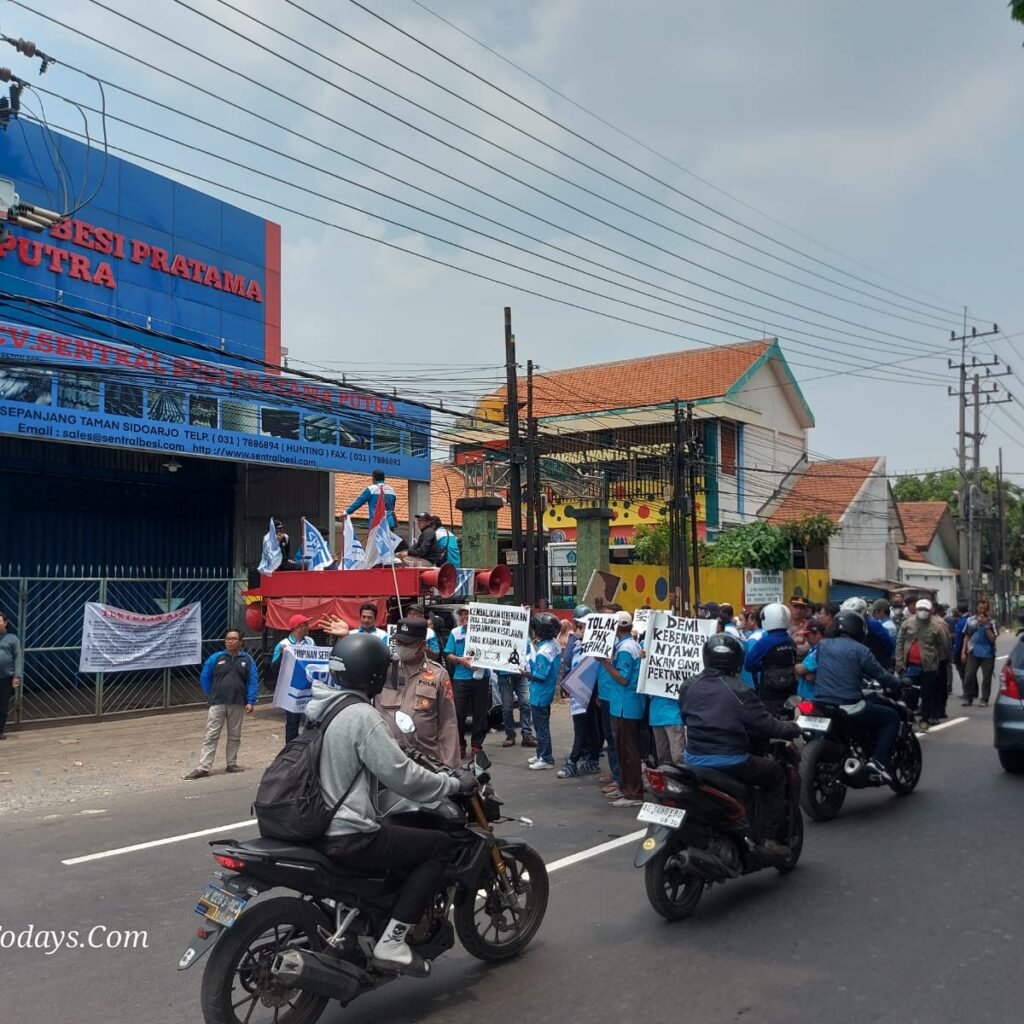 Buruh SPN Gelar Aksi di Depan CV. Sentral Besi Pratama Putra Taman, Lalin Macet 1,5Km