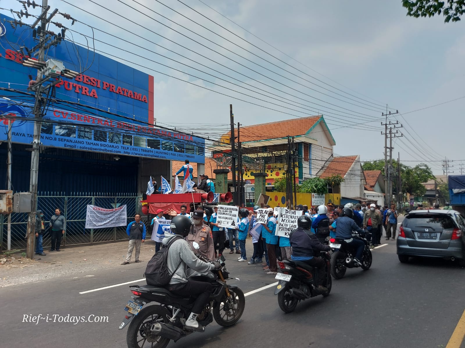 Aksi Serikat Pekerja Nasional didepan CV. Sentral Besi Pratama Putra yang menutup satu jalur arah Krian tak ayal menimbulkan kemacetan lalin hingga radius 1,5 Km