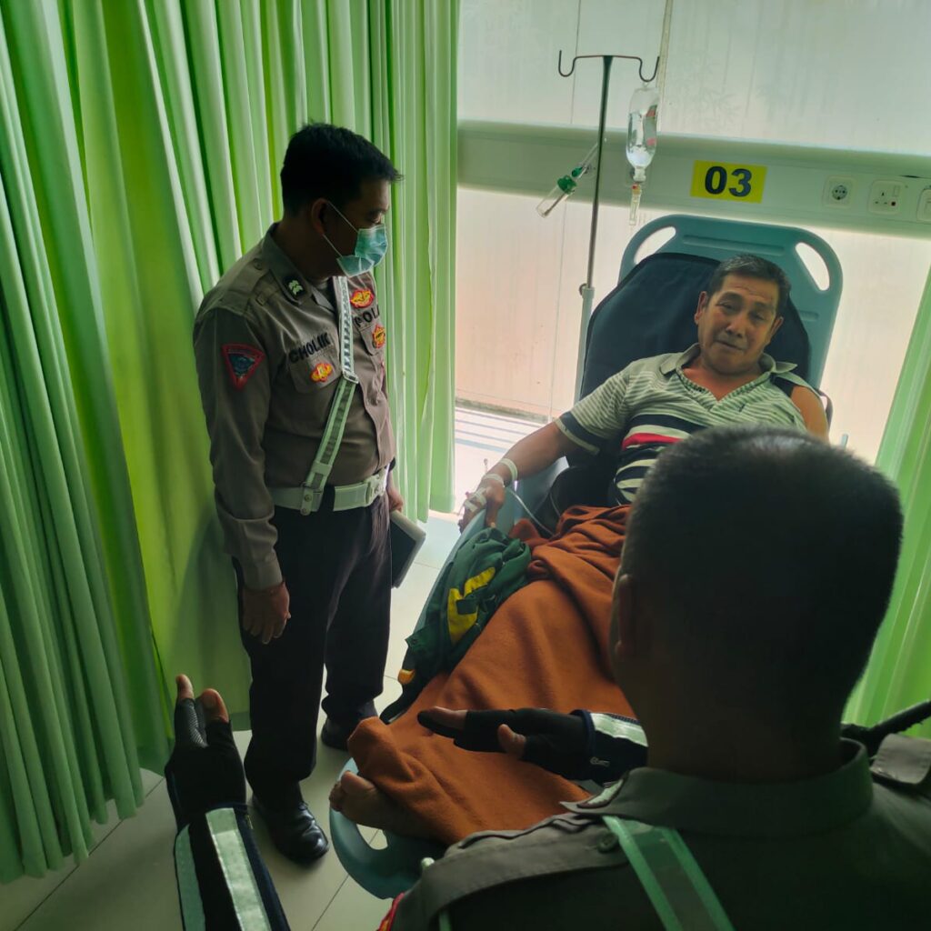 Oleng dan Hantam Truk Trailer di Kletek Taman, Pengendara Motor Dilarikan ke RS