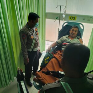 Oleng dan Hantam Truk Trailer di Kletek Taman, Pengendara Motor Dilarikan ke RS