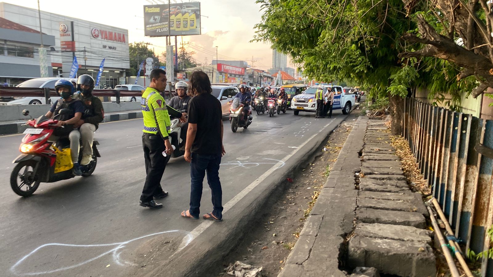 Petugas lakukan olah TKP di lokasi.