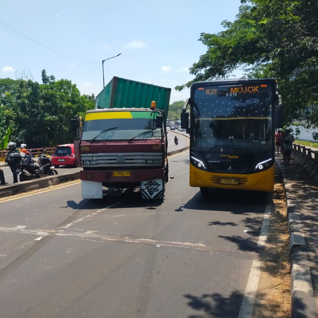 Gagal Nanjak, Truk Trailer Melintang di Flyover Trosobo Taman