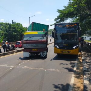Gagal Nanjak, Truk Trailer Melintang di Flyover Trosobo Taman
