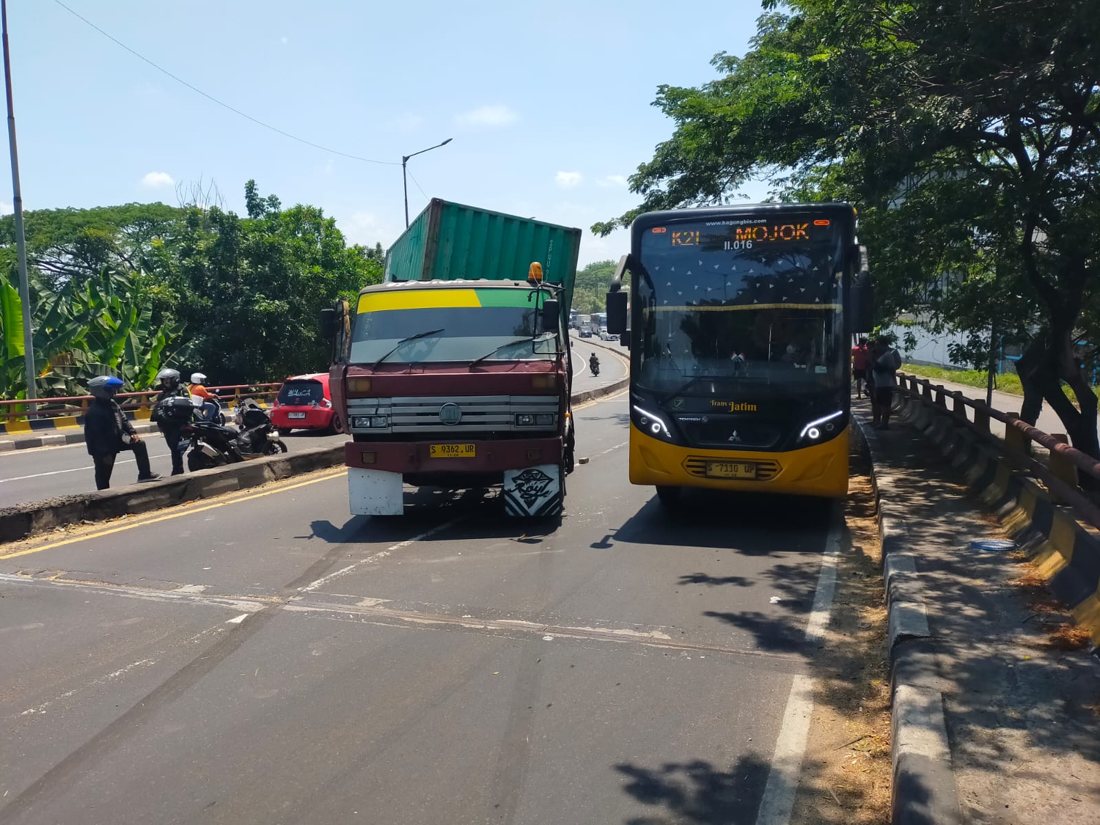 Akibat gagal nanjak, sebuah truk berhenti melintang di fly over trosobo.
