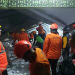 Tim Basarnas dibantu BPBD dan relawan berjibaku menyelamatkan korban yang masih berada direruntuhan bangunan Mushollah Ponpes Al Khoziny Buduran