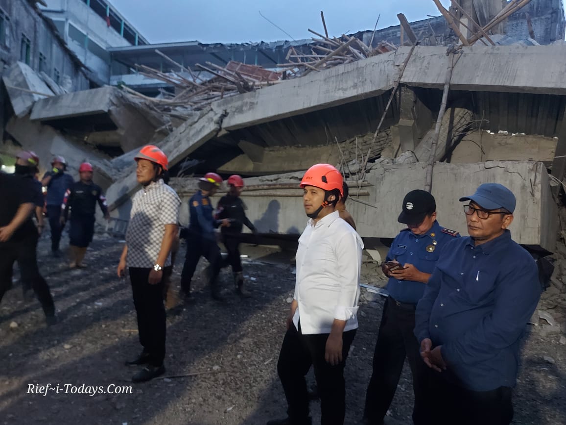 Wagub Emil Dardak (Baju putih) mengawal langsung jalannya proses evakuasi runtuhnya bangunan Mushollah di Ponpes Al Khoziny Buduran