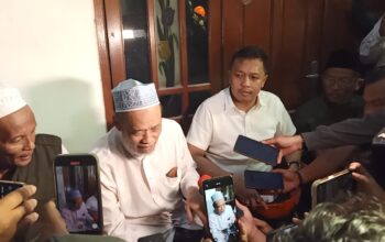 KH. R Abdus Salam Mujib pemangku Ponpes Al Khoziny saat memberikan keterangan pers.