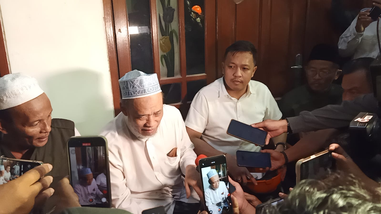KH. R Abdus Salam Mujib pemangku Ponpes Al Khoziny saat memberikan keterangan pers.