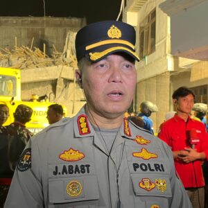 Bangunan Tiga Lantai Ponpes Al-Khoziny Ambruk, Satu Santri Tewas, Puluhan Luka
