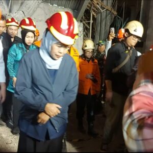 Khofifah Turun ke Lokasi, Pastikan Proses Evakuasi Korban Ponpes Al Khoziny Berjalan Maksimal